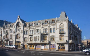 Tiflis, Gürcistan - 16 Aralık 2017: Tiflis, Gürcistan'daki Naykolos Baratashvili sokakta güzel bina