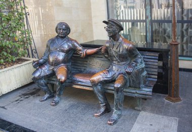 Tiflis, Gürcistan - 16 Aralık 2017: Anıt Tiflis, Gürcistan eski şehirde iki eski arkadaş