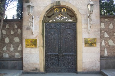 Tiflis - 16 Aralık 2017. Gürcistan'da Tiflis eski kasaba Patrikhanesi ağ geçidine