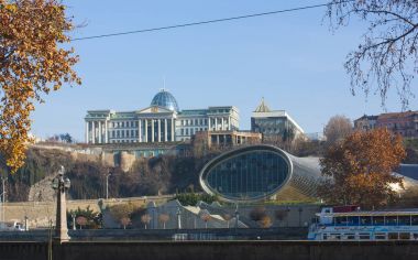 Tiflis - 16 Aralık 2017. Tiflis, Gürcistan'daki barış Köprüsü yakınlarında hükümet binası ve konser salonu bakan dolgu