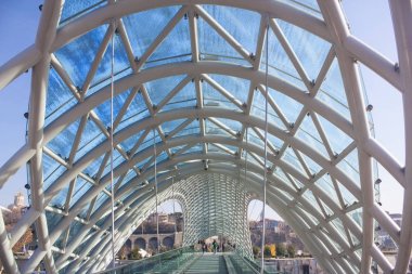 Tiflis - 16 Aralık 2017. Barış Köprüsü Kura Nehri Tiflis, Gürcistan