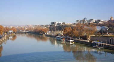 Tiflis - 16 Aralık 2017. Tiflis, Gürcistan'daki barış Köprüsü yakınlarında hükümet binası ve konser salonu bakan dolgu