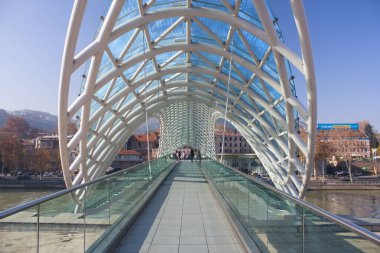 Tiflis - 16 Aralık 2017. Barış Köprüsü Kura Nehri Tiflis, Gürcistan