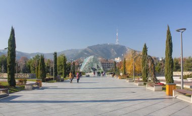 Tiflis - 16 Aralık 2017. Barış Köprüsü Rike Park Tiflis, Gürcistan'ın görünümünü
