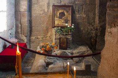 Jvari - 16 Aralık 2017. Simge ve Gürcistan'daki Jvari Manastırı mumlar