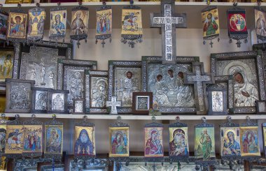 Mtsheta, Gürcistan - 16 Aralık 2017. Haç ve kutsal kişilerin resmi ile Mtsheta, Gürcistan'daki bir kilise Salonu