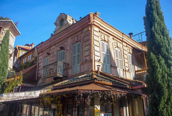 Tiflis, Gürcistan - 16 Aralık 2017. Tiflis, Gürcistan'daki eski kentte Cafe