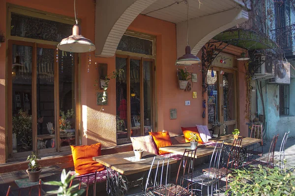 Tiflis - 16 Aralık 2017. Restoran şehrin turist popüler Tbilisi Old Town bölgesinde