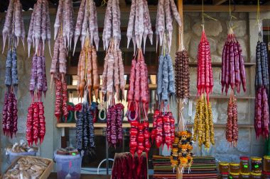 Üzüm suyu, ceviz ve Tiflis, Gürcistan'daki piyasada satılan bal Gürcü ulusal ev yapımı incelik cevizli sucuk denilen yapılmış