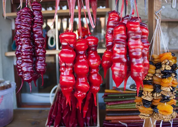 Üzüm suyu, ceviz ve Tiflis, Gürcistan'daki piyasada satılan bal Gürcü ulusal ev yapımı incelik cevizli sucuk denilen yapılmış