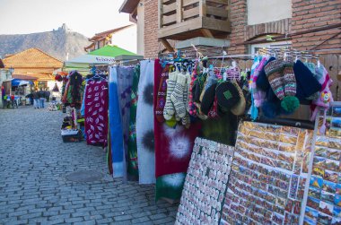 Mtsheta, Gürcistan - 16 Aralık 2017: Hediyelik Hediyelik eşya Mtsheta tarihi bölümünde adil görünümünü