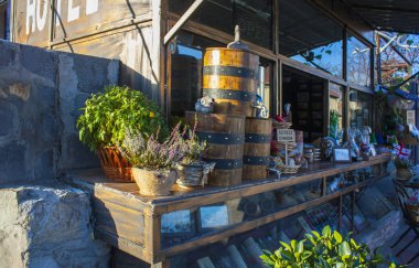 Mtsheta, Gürcistan - 16 Aralık 2017: Hediyelik Hediyelik eşya dükkanları Mtsheta eski tarihi bölümünde görünümüyle