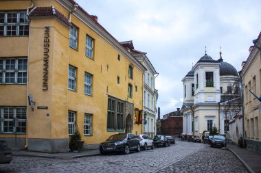 Tallinn, Estonya - 3 Ocak 2018: Tallinn Şehir Müzesi Linnamuuseum ve St. Nicholas Ortodoks Kilisesi