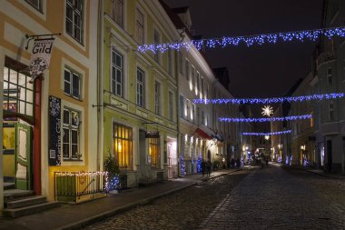 Tallinn, Estonya - 3 Ocak 2018: Old Town, Tallinn, akşam sokak