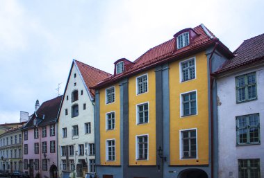 Tallinn, Estonya - 3 Ocak 2018: Romantik, tarihi sokak tarihi kentin Tallinn