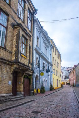 Tallinn, Estonya - 3 Ocak 2018: Romantik, tarihi sokak tarihi kentin Tallinn