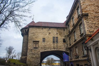 Tallinn, Estonya - 3 Ocak 2018: Büyük deniz kapısı ve Estonya Denizcilik Müzesi Eski Town Tallinn, Estonya