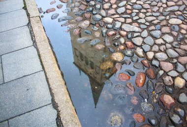 Tallinn, Estonya çamura Spires Kilisesi St Olafin yansıyan