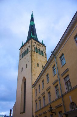  Tallinn, Estonya ile St Olaf Kilisesi eski şehrin görünümü.