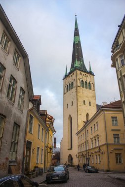 Tallinn, Estonya - 3 Ocak 2018: Görünüm tarihi kentin Tallinn, Estonya ile St Olaf Kilisesi.