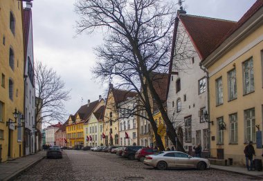 Tallinn, Estonya - 3 Ocak 2018: Vintage eski Tallinn şehir tarihi binalarda