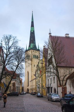Tallinn, Estonya - 3 Ocak 2018: Görünüm tarihi kentin Tallinn, Estonya ile St Olaf Kilisesi.