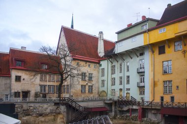 Tallinn, Estonya - 3 Ocak 2018: Tallinn Şehir Tiyatrosu Tallinn, Estonya eski ortaçağ kasabasında açık hava sahnesinde