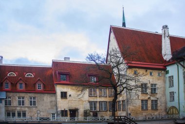 Tallinn, Estonya - 3 Ocak 2018: Tallinn Şehir Tiyatrosu Tallinn, Estonya eski ortaçağ kasabasında açık hava sahnesinde