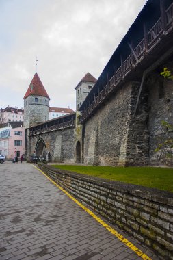 Tallinn, Estonya - 3 Ocak 2018: Görünüm eski savunma duvarı içinde mükemmel korunmuş sur eski town Tallinn, Estonya.