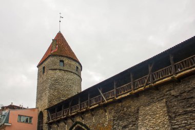 Eski savunma duvarı görünümünü mükemmel korunmuş Sur içinde eski town, Tallinn, Estonya.