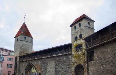 Tallinn, Estonya - 3 Ocak 2018: Görünüm eski savunma duvarı içinde mükemmel korunmuş sur eski town Tallinn, Estonya.