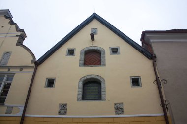 Tallinn, Estonya - 3 Ocak 2018: Vintage tarihi bir bina eski kasaba Tallinn, Estonya