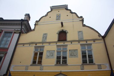 Tallinn, Estonya - 3 Ocak 2018: Kardeşlik bina Old Town, Tallinn, siyah nokta