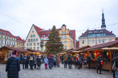 Tallinn, Estonya - 3 Ocak 2018: Belediye Meydanı (Raekoja plats) Tallinn kış pazarının tam olarak, ön planda ışıklı Noel ağacı ile tezgahları