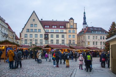 Tallinn, Estonya - 3 Ocak 2018: Belediye Meydanı (Raekoja plats) Tallinn kış pazarının tam olarak, ön planda ışıklı Noel ağacı ile tezgahları