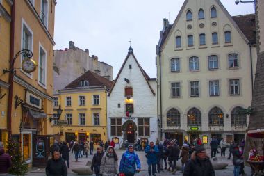 Tallinn, Estonya - 3 Ocak 2018: Belediye Meydanı Tallinn, güzel renkli binaların