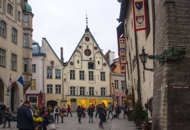 Tallinn, Estonya - 3 Ocak 2018: Belediye Meydanı Tallinn, güzel renkli binaların