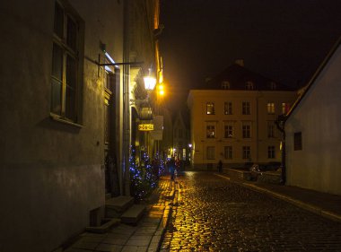 Tallinn, Estonya - 3 Ocak 2018: Old Town, Tallinn, akşam sokak