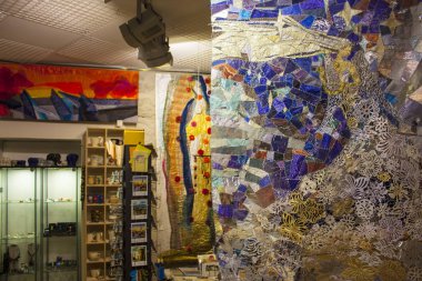 Tallinn, Estonya - 3 Ocak 2018: Bir Hediyelik eşya dükkanı Tallinn, Hatıra