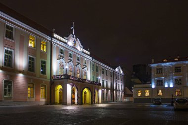 Tallinn, Estonya - 3 Ocak 2018: Parlamento Binası Estonya akşam