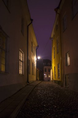 Tallinn, Estonya - 3 Ocak 2018: Old Town, Tallinn, akşam sokak