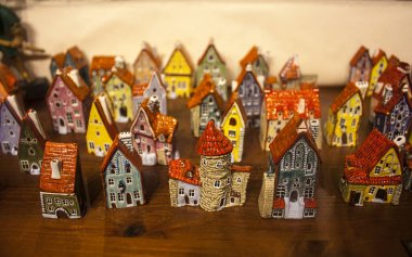 Tallinn, Estonya - 3 Ocak 2018: Geleneksel Hediyelik eşya oyuncak küçük evler Noel pazarı