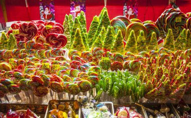 Tallinn, Estonya - 3 Ocak 2018: Noel candy, Tallinn, Eesti içinde belgili tanımlık Noel çarşı.