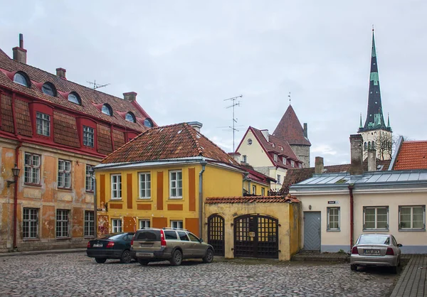 Tallinn, Estonya - 3 Ocak 2018: Romantik, tarihi sokak tarihi kentin Tallinn