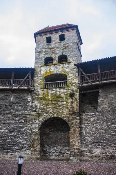 Tallinn Eski Şehirde Sokakta Savunma Kulesi — Stok fotoğraf