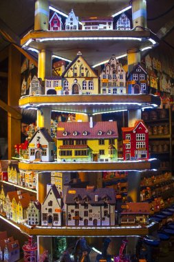 Tallinn, Estonya - 3 Ocak 2018: Geleneksel Hediyelik eşya oyuncak küçük evler Noel pazarı