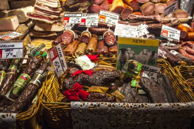 Tallinn, Estonya - 3 Ocak 2018: Et, sosis, aşağıdaki eski Tallinn sokaklarında adil Noel