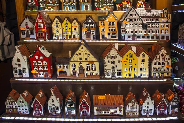Tallinn Estland Januari 2018 Traditionele Souvenir Speelgoed Kleine Huizen Kerstmarkt — Stockfoto