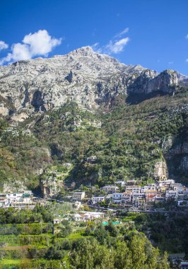 Positano, İtalya - 6 Mart 2018: Dağ manzaraları Amalfi Coast