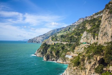 Positano, İtalya - 6 Mart 2018: Dağ manzaraları Amalfi Coast